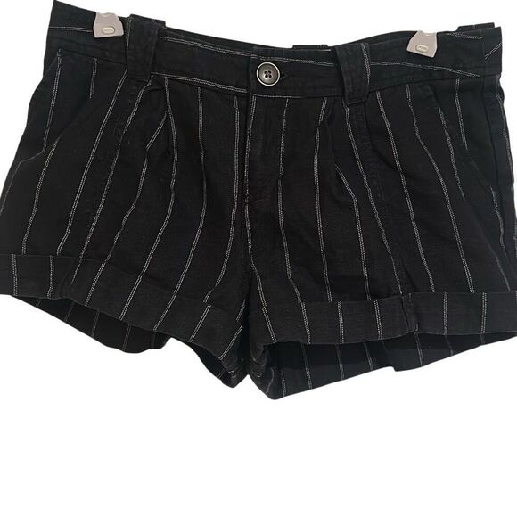 Free People Black White Pinstripes Linen Pleated Cuffed Shorts Ladies Size 2 - Picture 1 of 10
